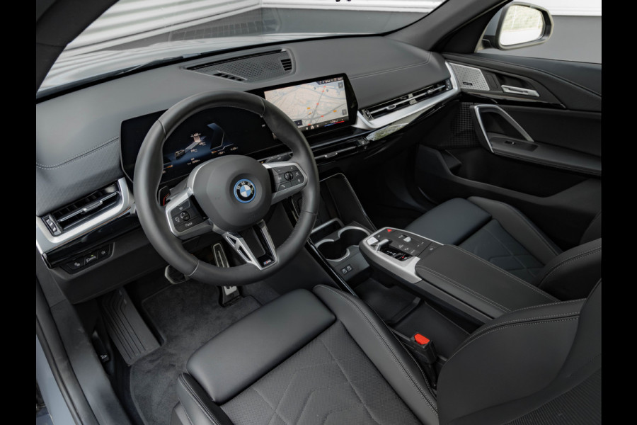 BMW iX2 eDrive20 M-Sport - Pano - Trekhaak - Memoryzetel - Stuurwiel Verwarmd