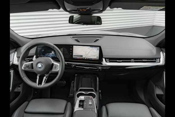BMW iX2 eDrive20 M-Sport - Pano - Trekhaak - Memoryzetel - Stuurwiel Verwarmd