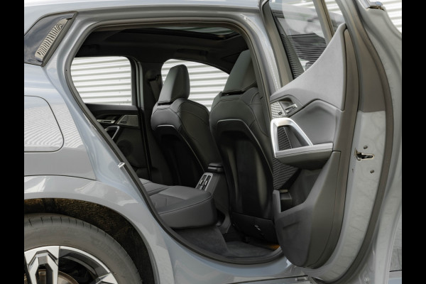 BMW iX2 eDrive20 M-Sport - Pano - Trekhaak - Memoryzetel - Stuurwiel Verwarmd