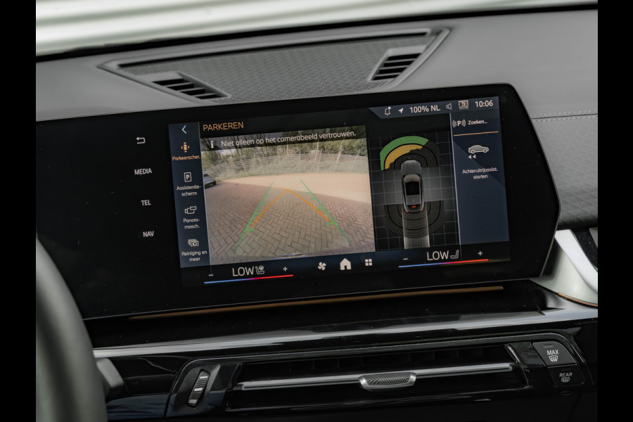 BMW iX2 eDrive20 M-Sport - Pano - Trekhaak - Memoryzetel - Stuurwiel Verwarmd