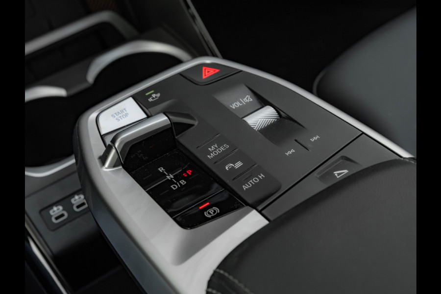 BMW iX2 eDrive20 M-Sport - Pano - Trekhaak - Memoryzetel - Stuurwiel Verwarmd