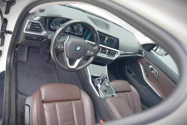 BMW 3-serie 330e eDrive Edition High Executive | Stoelverwarming | Navigatie | Apple Carplay | Parkeersensoren | Keyless | Cruise Control | LED | Leer | Trekhaak | Climate Control |