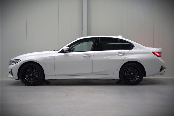 BMW 3-serie 330e eDrive Edition High Executive | Stoelverwarming | Navigatie | Apple Carplay | Parkeersensoren | Keyless | Cruise Control | LED | Leer | Trekhaak | Climate Control |