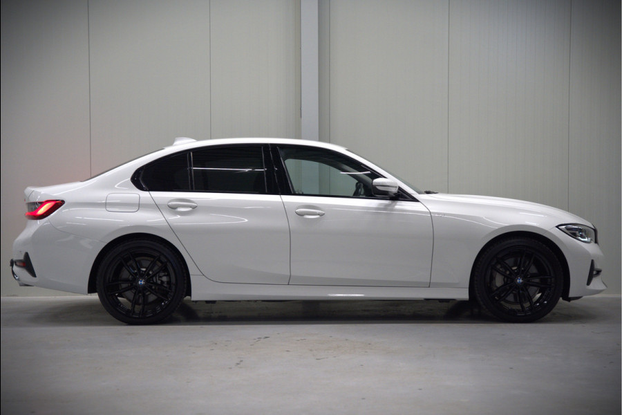 BMW 3-serie 330e eDrive Edition High Executive | Stoelverwarming | Navigatie | Apple Carplay | Parkeersensoren | Keyless | Cruise Control | LED | Leer | Trekhaak | Climate Control |
