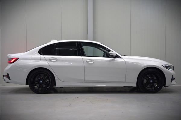 BMW 3-serie 330e eDrive Edition High Executive | Stoelverwarming | Navigatie | Apple Carplay | Parkeersensoren | Keyless | Cruise Control | LED | Leer | Trekhaak | Climate Control |