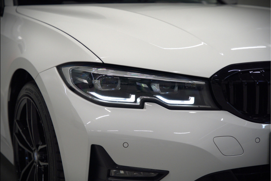 BMW 3-serie 330e eDrive Edition High Executive | Stoelverwarming | Navigatie | Apple Carplay | Parkeersensoren | Keyless | Cruise Control | LED | Leer | Trekhaak | Climate Control |
