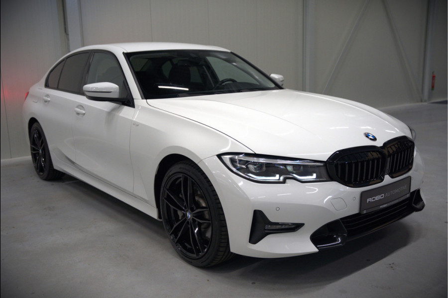 BMW 3-serie 330e eDrive Edition High Executive | Stoelverwarming | Navigatie | Apple Carplay | Parkeersensoren | Keyless | Cruise Control | LED | Leer | Trekhaak | Climate Control |