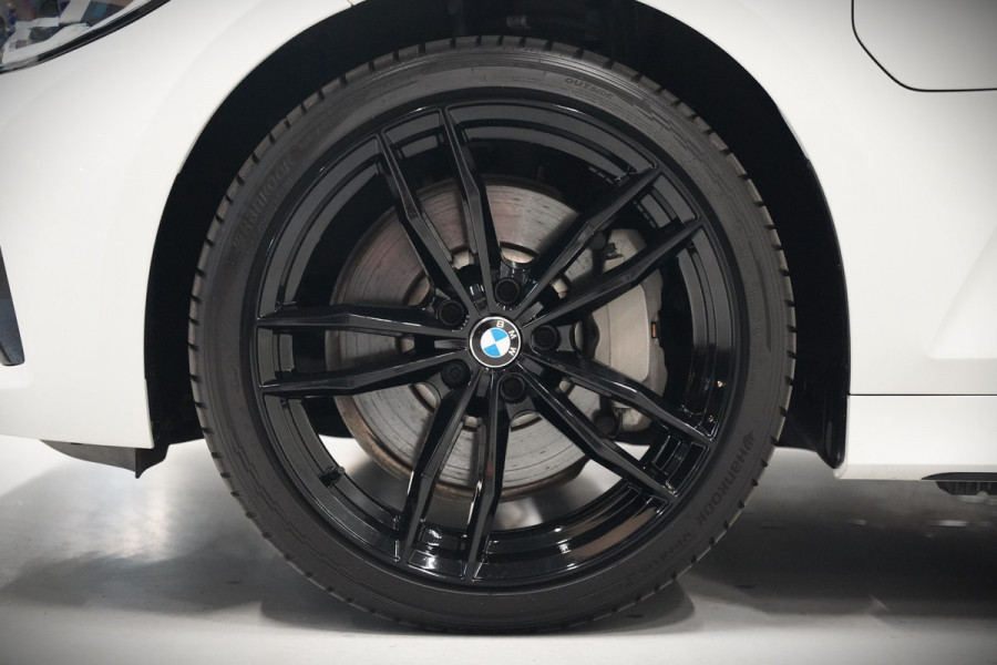 BMW 3-serie 330e eDrive Edition High Executive | Stoelverwarming | Navigatie | Apple Carplay | Parkeersensoren | Keyless | Cruise Control | LED | Leer | Trekhaak | Climate Control |