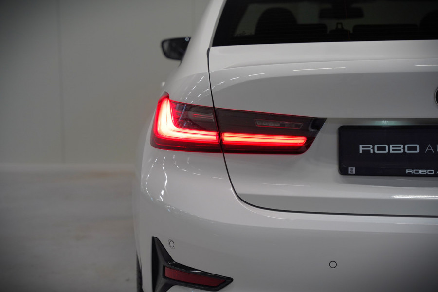 BMW 3-serie 330e eDrive Edition High Executive | Stoelverwarming | Navigatie | Apple Carplay | Parkeersensoren | Keyless | Cruise Control | LED | Leer | Trekhaak | Climate Control |