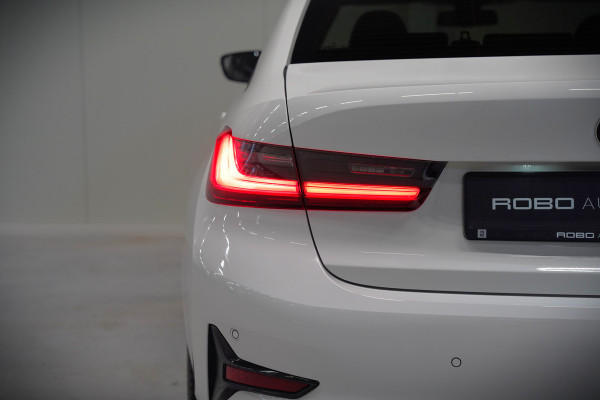 BMW 3-serie 330e eDrive Edition High Executive | Stoelverwarming | Navigatie | Apple Carplay | Parkeersensoren | Keyless | Cruise Control | LED | Leer | Trekhaak | Climate Control |