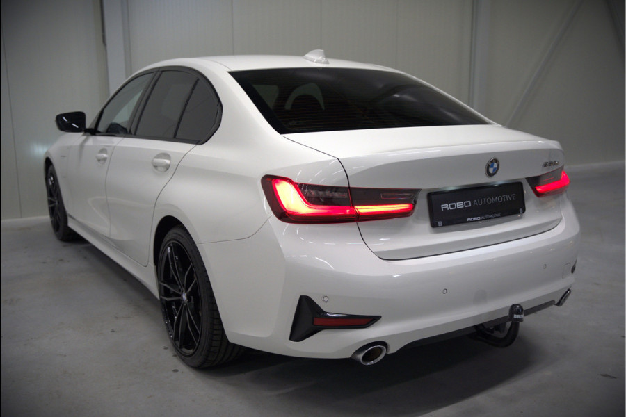 BMW 3-serie 330e eDrive Edition High Executive | Stoelverwarming | Navigatie | Apple Carplay | Parkeersensoren | Keyless | Cruise Control | LED | Leer | Trekhaak | Climate Control |