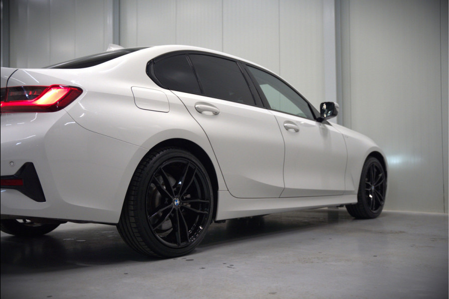 BMW 3-serie 330e eDrive Edition High Executive | Stoelverwarming | Navigatie | Apple Carplay | Parkeersensoren | Keyless | Cruise Control | LED | Leer | Trekhaak | Climate Control |