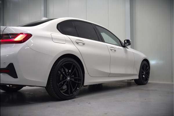 BMW 3-serie 330e eDrive Edition High Executive | Stoelverwarming | Navigatie | Apple Carplay | Parkeersensoren | Keyless | Cruise Control | LED | Leer | Trekhaak | Climate Control |