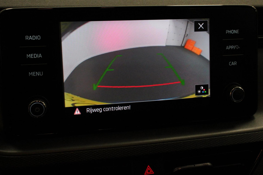 Škoda Kamiq 1.0 TSI 110 pk DSG Scoutline Dynamic Navigatie Apple Carplay/ Android Auto Camera Adaptieve cruise control Stoelverwarming Wegklapbare trekhaak LED-verlichting voor