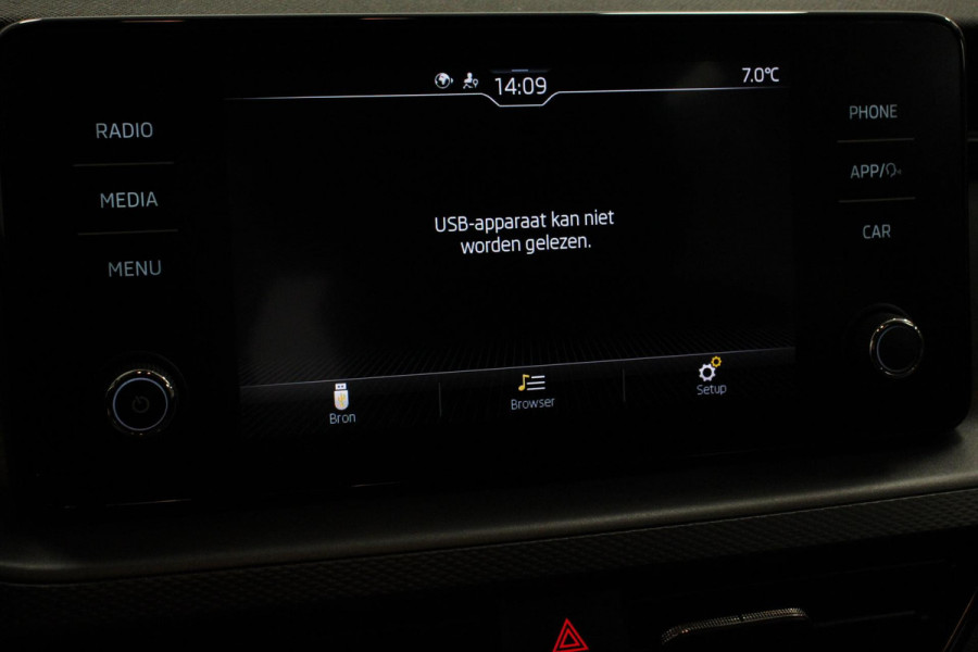 Škoda Kamiq 1.0 TSI 110 pk DSG Scoutline Dynamic Navigatie Apple Carplay/ Android Auto Camera Adaptieve cruise control Stoelverwarming Wegklapbare trekhaak LED-verlichting voor