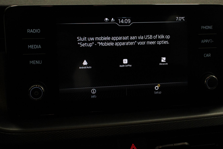 Škoda Kamiq 1.0 TSI 110 pk DSG Scoutline Dynamic Navigatie Apple Carplay/ Android Auto Camera Adaptieve cruise control Stoelverwarming Wegklapbare trekhaak LED-verlichting voor