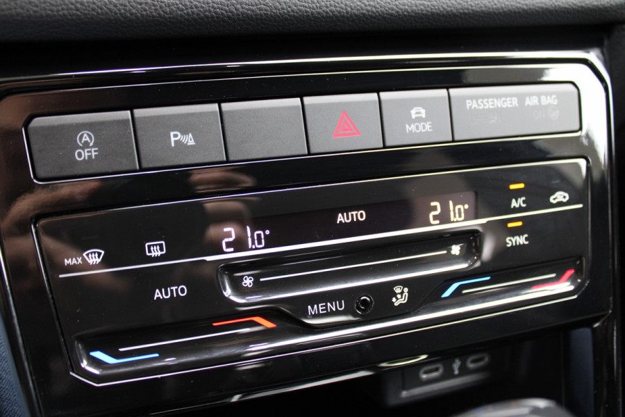 Volkswagen T-Cross 1.0 TSI R-Line | Adaptieve cruise | Achteruitrijcamera | IQ-Light