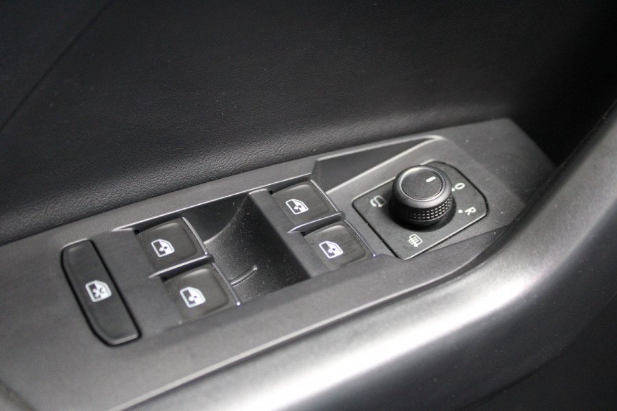 Volkswagen T-Cross 1.0 TSI R-Line | Adaptieve cruise | Achteruitrijcamera | IQ-Light