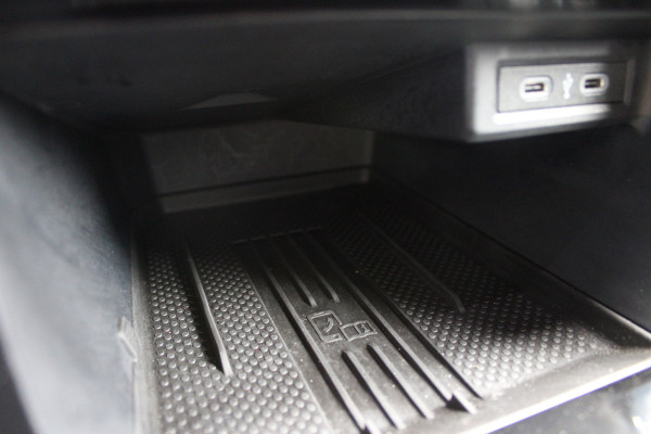 Volkswagen T-Cross 1.0 TSI R-Line | Adaptieve cruise | Achteruitrijcamera | IQ-Light