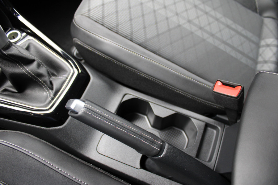 Volkswagen T-Cross 1.0 TSI R-Line | Adaptieve cruise | Achteruitrijcamera | IQ-Light