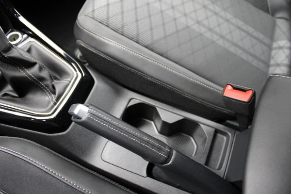 Volkswagen T-Cross 1.0 TSI R-Line | Adaptieve cruise | Achteruitrijcamera | IQ-Light