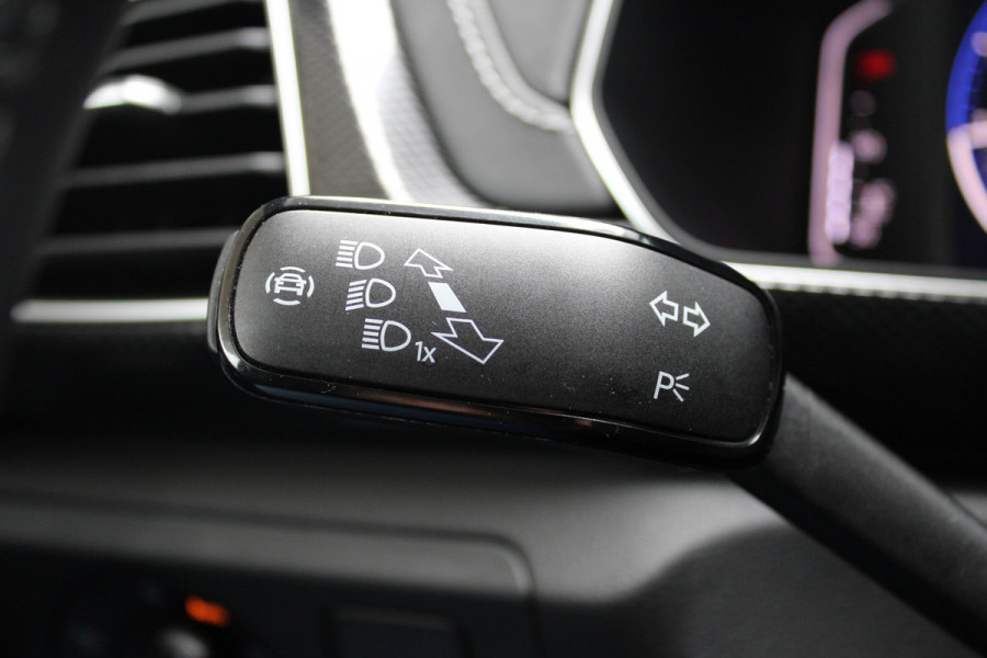 Volkswagen T-Cross 1.0 TSI R-Line | Adaptieve cruise | Achteruitrijcamera | IQ-Light