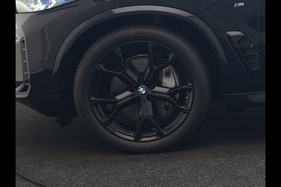 BMW X5 xDrive50e M Sport PHEV 490pk Dealer O.H. | Panodak | Luchtvering | Adaptive Cruise | Head Up | 360 Camera | Harman / Kardon | Lederen Sportstoelen Memory & Verwarmd | Sfeerverlichting | Apple Carplay | Keyless | Blis | 20"L.M | Plug