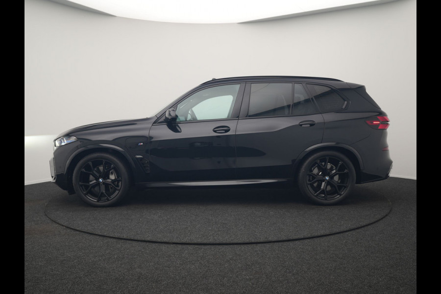 BMW X5 xDrive50e M Sport PHEV 490pk Dealer O.H. | Panodak | Luchtvering | Adaptive Cruise | Head Up | 360 Camera | Harman / Kardon | Lederen Sportstoelen Memory & Verwarmd | Sfeerverlichting | Apple Carplay | Keyless | Blis | 20"L.M | Plug