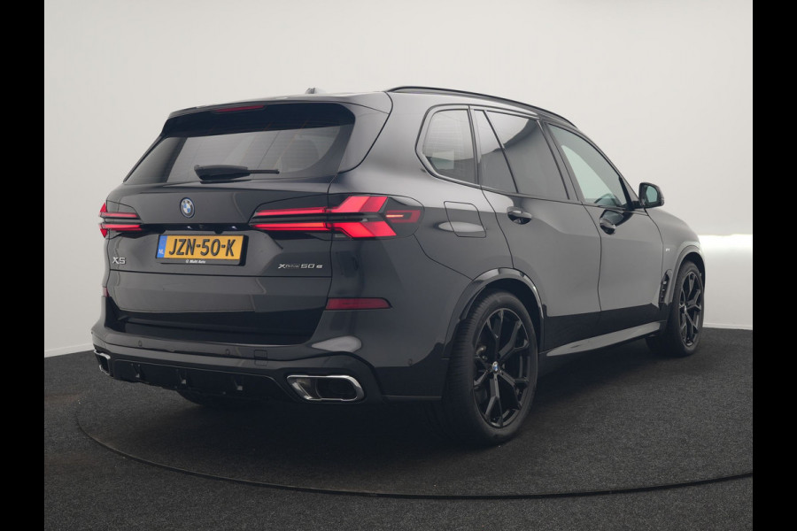 BMW X5 xDrive50e M Sport PHEV 490pk Dealer O.H. | Panodak | Luchtvering | Adaptive Cruise | Head Up | 360 Camera | Harman / Kardon | Lederen Sportstoelen Memory & Verwarmd | Sfeerverlichting | Apple Carplay | Keyless | Blis | 20"L.M | Plug