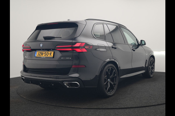 BMW X5 xDrive50e M Sport PHEV 490pk Dealer O.H. | Panodak | Luchtvering | Adaptive Cruise | Head Up | 360 Camera | Harman / Kardon | Lederen Sportstoelen Memory & Verwarmd | Sfeerverlichting | Apple Carplay | Keyless | Blis | 20"L.M | Plug