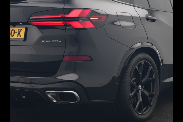 BMW X5 xDrive50e M Sport PHEV 490pk Dealer O.H. | Panodak | Luchtvering | Adaptive Cruise | Head Up | 360 Camera | Harman / Kardon | Lederen Sportstoelen Memory & Verwarmd | Sfeerverlichting | Apple Carplay | Keyless | Blis | 20"L.M | Plug