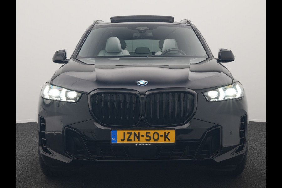 BMW X5 xDrive50e M Sport PHEV 490pk Dealer O.H. | Panodak | Luchtvering | Adaptive Cruise | Head Up | 360 Camera | Harman / Kardon | Lederen Sportstoelen Memory & Verwarmd | Sfeerverlichting | Apple Carplay | Keyless | Blis | 20"L.M | Plug