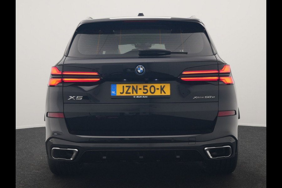 BMW X5 xDrive50e M Sport PHEV 490pk Dealer O.H. | Panodak | Luchtvering | Adaptive Cruise | Head Up | 360 Camera | Harman / Kardon | Lederen Sportstoelen Memory & Verwarmd | Sfeerverlichting | Apple Carplay | Keyless | Blis | 20"L.M | Plug