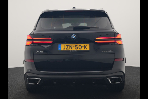 BMW X5 xDrive50e M Sport PHEV 490pk Dealer O.H. | Panodak | Luchtvering | Adaptive Cruise | Head Up | 360 Camera | Harman / Kardon | Lederen Sportstoelen Memory & Verwarmd | Sfeerverlichting | Apple Carplay | Keyless | Blis | 20"L.M | Plug