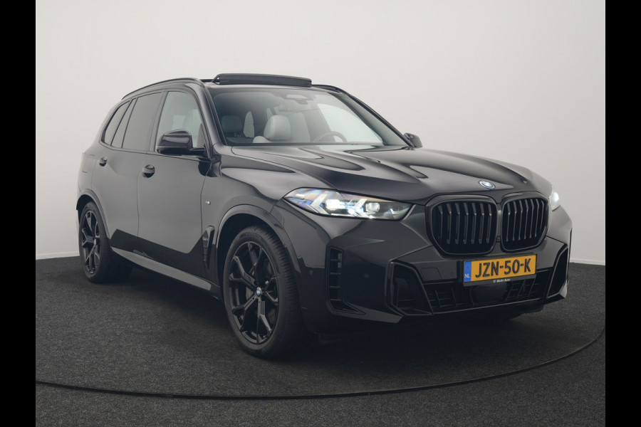 BMW X5 xDrive50e M Sport PHEV 490pk Dealer O.H. | Panodak | Luchtvering | Adaptive Cruise | Head Up | 360 Camera | Harman / Kardon | Lederen Sportstoelen Memory & Verwarmd | Sfeerverlichting | Apple Carplay | Keyless | Blis | 20"L.M | Plug