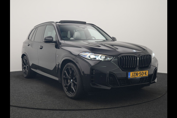 BMW X5 xDrive50e M Sport PHEV 490pk Dealer O.H. | Panodak | Luchtvering | Adaptive Cruise | Head Up | 360 Camera | Harman / Kardon | Lederen Sportstoelen Memory & Verwarmd | Sfeerverlichting | Apple Carplay | Keyless | Blis | 20"L.M | Plug