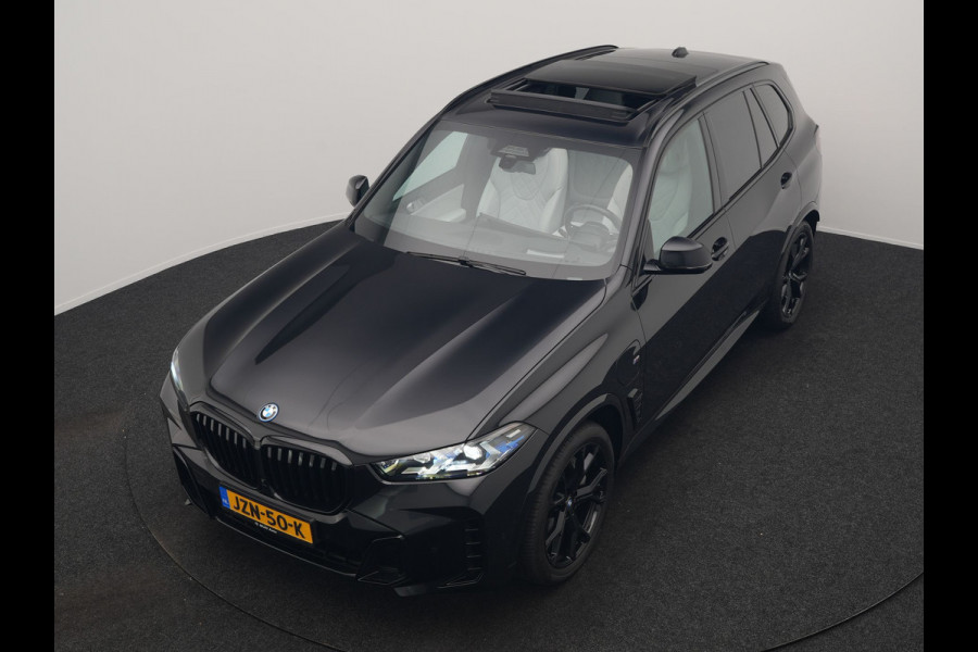 BMW X5 xDrive50e M Sport PHEV 490pk Dealer O.H. | Panodak | Luchtvering | Adaptive Cruise | Head Up | 360 Camera | Harman / Kardon | Lederen Sportstoelen Memory & Verwarmd | Sfeerverlichting | Apple Carplay | Keyless | Blis | 20"L.M | Plug
