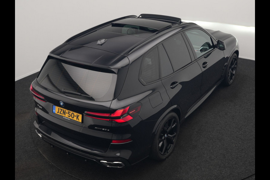 BMW X5 xDrive50e M Sport PHEV 490pk Dealer O.H. | Panodak | Luchtvering | Adaptive Cruise | Head Up | 360 Camera | Harman / Kardon | Lederen Sportstoelen Memory & Verwarmd | Sfeerverlichting | Apple Carplay | Keyless | Blis | 20"L.M | Plug