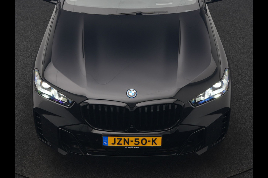 BMW X5 xDrive50e M Sport PHEV 490pk Dealer O.H. | Panodak | Luchtvering | Adaptive Cruise | Head Up | 360 Camera | Harman / Kardon | Lederen Sportstoelen Memory & Verwarmd | Sfeerverlichting | Apple Carplay | Keyless | Blis | 20"L.M | Plug