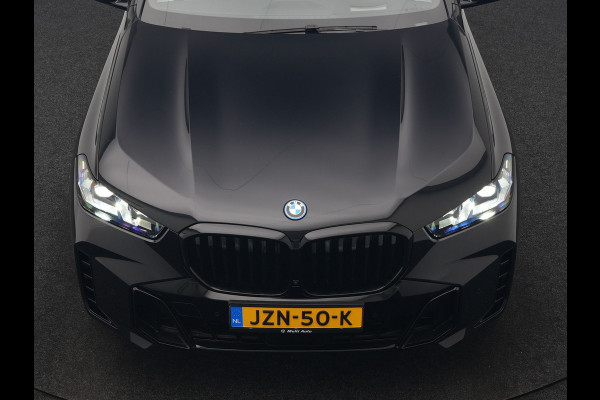 BMW X5 xDrive50e M Sport PHEV 490pk Dealer O.H. | Panodak | Luchtvering | Adaptive Cruise | Head Up | 360 Camera | Harman / Kardon | Lederen Sportstoelen Memory & Verwarmd | Sfeerverlichting | Apple Carplay | Keyless | Blis | 20"L.M | Plug