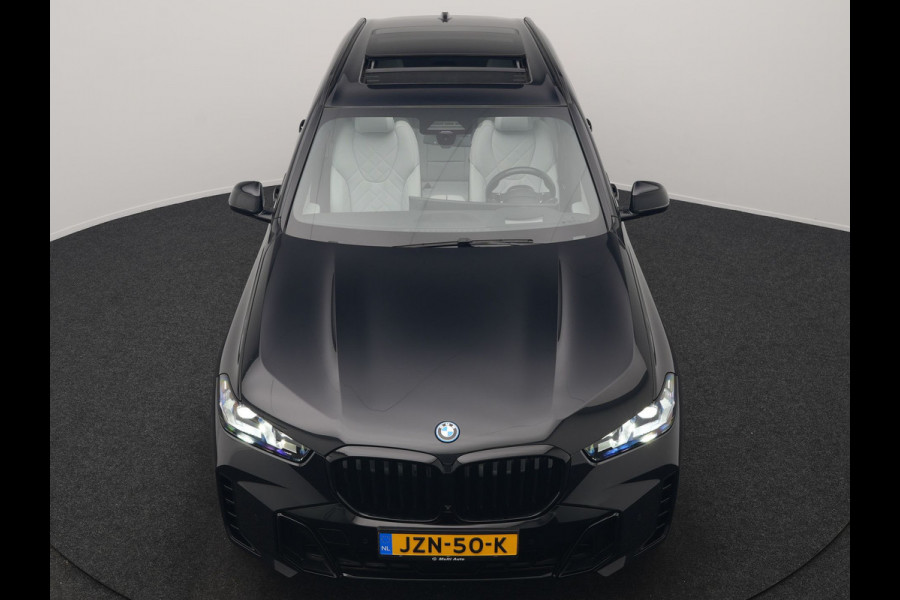 BMW X5 xDrive50e M Sport PHEV 490pk Dealer O.H. | Panodak | Luchtvering | Adaptive Cruise | Head Up | 360 Camera | Harman / Kardon | Lederen Sportstoelen Memory & Verwarmd | Sfeerverlichting | Apple Carplay | Keyless | Blis | 20"L.M | Plug