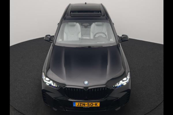 BMW X5 xDrive50e M Sport PHEV 490pk Dealer O.H. | Panodak | Luchtvering | Adaptive Cruise | Head Up | 360 Camera | Harman / Kardon | Lederen Sportstoelen Memory & Verwarmd | Sfeerverlichting | Apple Carplay | Keyless | Blis | 20"L.M | Plug