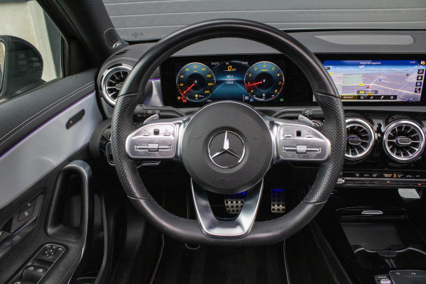 Mercedes-Benz A-Klasse 180 Edition AMG Line Pano Camera Burmester Stoelverwarming LED