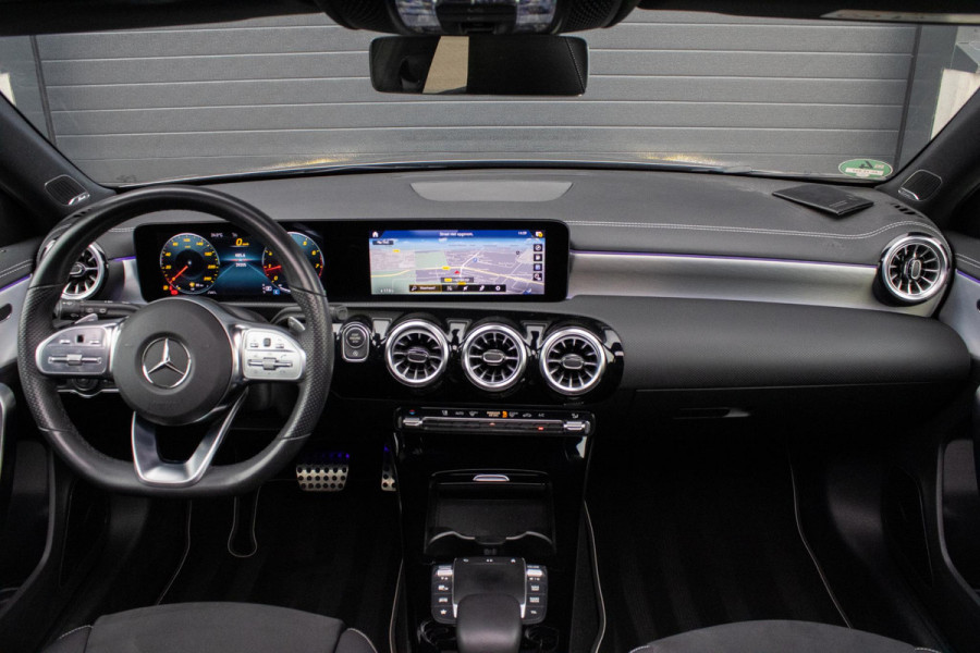 Mercedes-Benz A-Klasse 180 Edition AMG Line Pano Camera Burmester Stoelverwarming LED