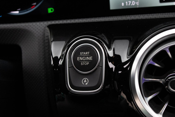 Mercedes-Benz A-Klasse 180 Edition AMG Line Pano Camera Burmester Stoelverwarming LED