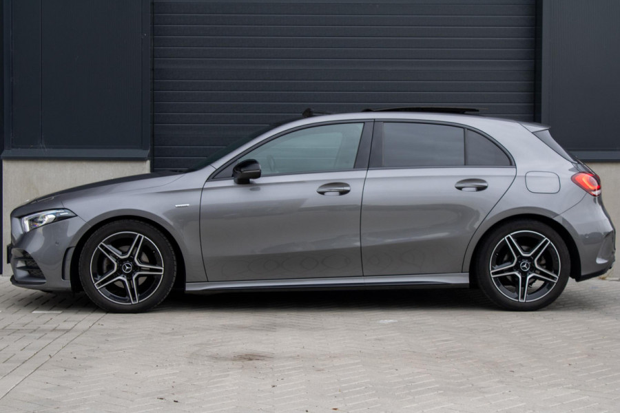 Mercedes-Benz A-Klasse 180 Edition AMG Line Pano Camera Burmester Stoelverwarming LED
