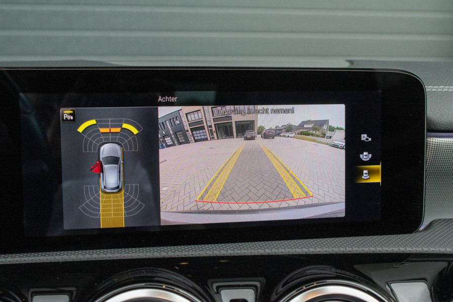 Mercedes-Benz A-Klasse 180 Edition AMG Line Pano Camera Burmester Stoelverwarming LED