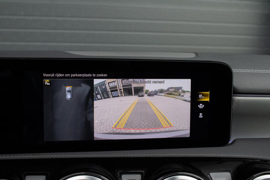 Mercedes-Benz A-Klasse 180 Edition AMG Line Pano Camera Burmester Stoelverwarming LED