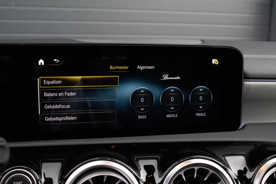 Mercedes-Benz A-Klasse 180 Edition AMG Line Pano Camera Burmester Stoelverwarming LED