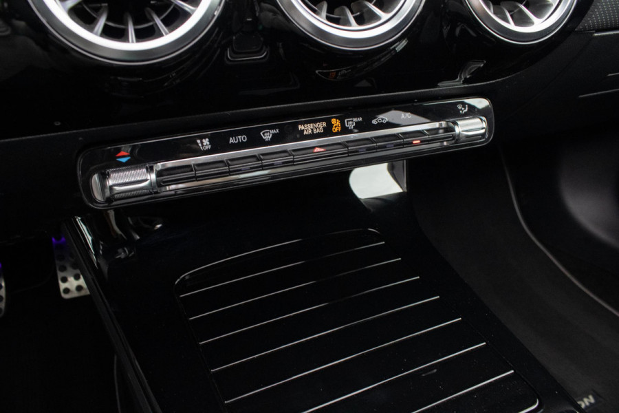 Mercedes-Benz A-Klasse 180 Edition AMG Line Pano Camera Burmester Stoelverwarming LED